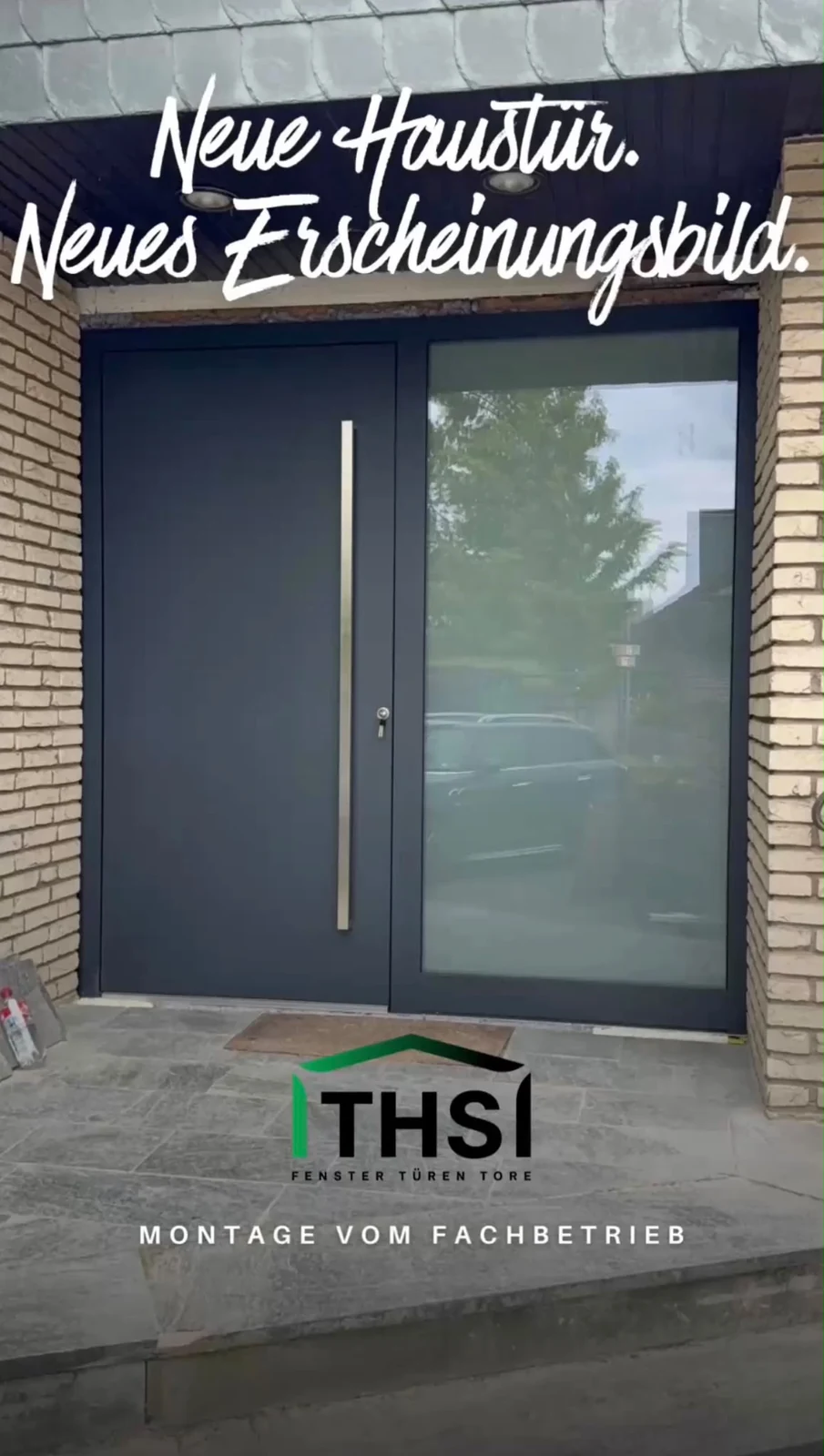 Dunkle Haustür mit langem Griff und breitem Glasseitenteil auf der THS-Projektgrafik.