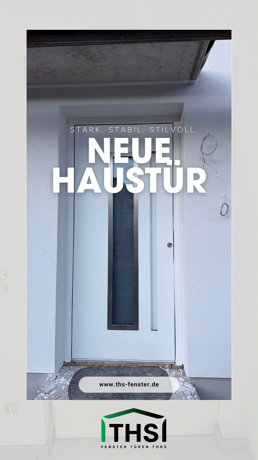 Weiße Haustür mit schmalem vertikalem Glasausschnitt auf der bereitgestellten THS-Projektgrafik.